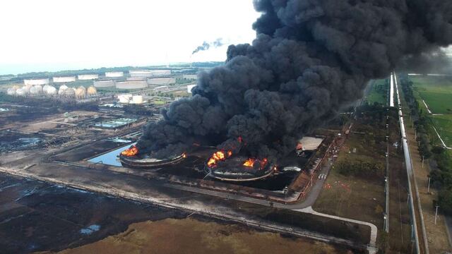 Vista aérea del incendio en la refinería. (Foto: AFP)