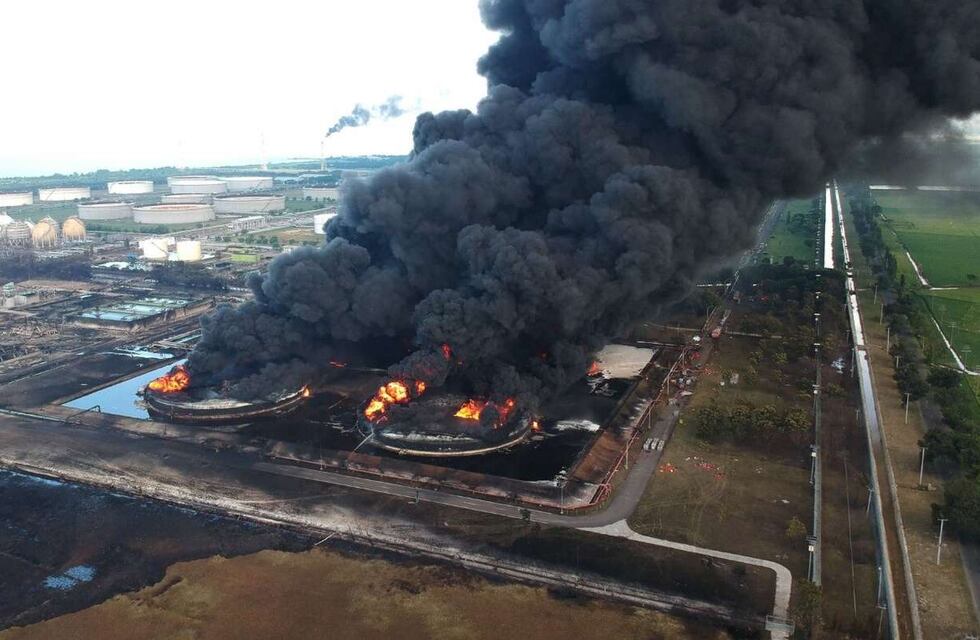 Feroz incendio en una refinería en Indonesia: hay 20 heridos y 1000 evacuados