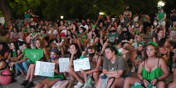 Cientos de mujeres se concentraron en Plaza Independencia para apoyar el proyecto para el aborto legal.