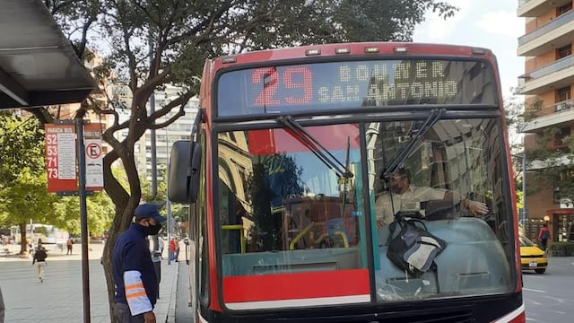 Un inspector de Transporte en una unidad de Ersa (Municipalidad de Córdoba).