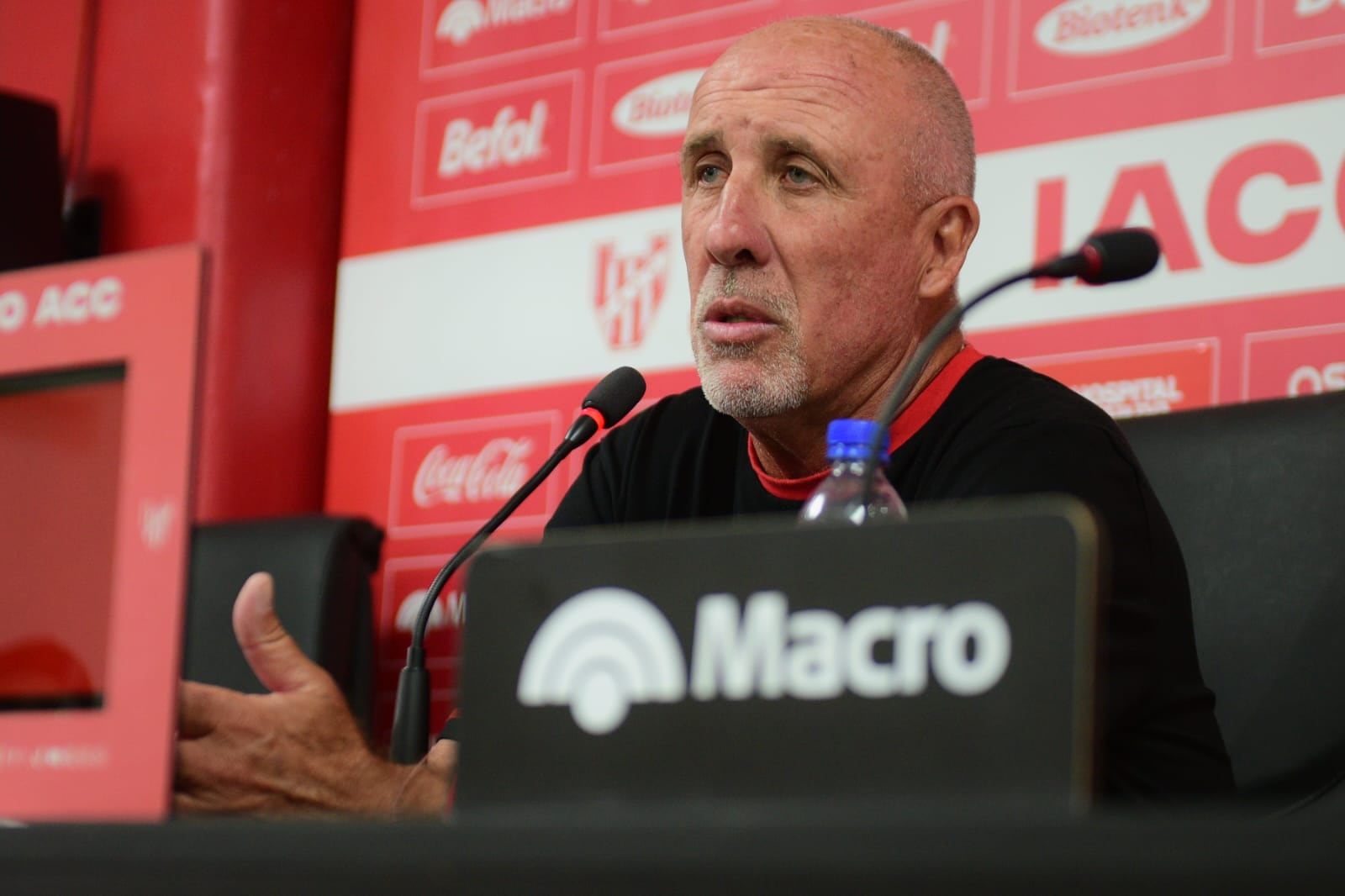 Daniel Oldrá, DT de Instituto, en la conferencia de prensa. (José Gabriel Hernández / La Voz)