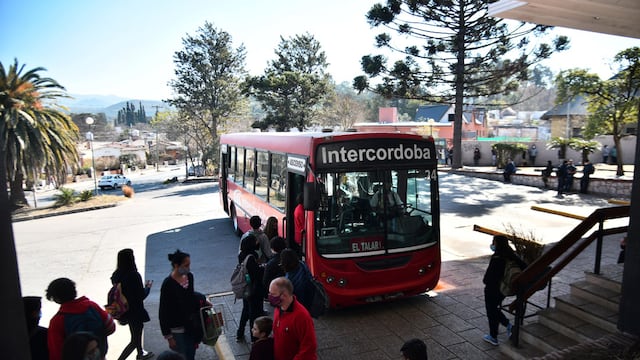 Terminal de colectivos en Unquillo, colectivos interurbanos, transporte interurbano (Pedro Castillo)