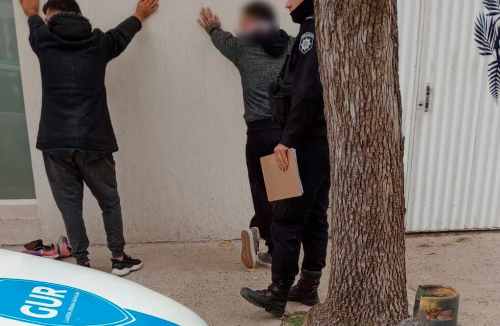 Llevaban una garrafa y un par de zapatillas: detenidos
