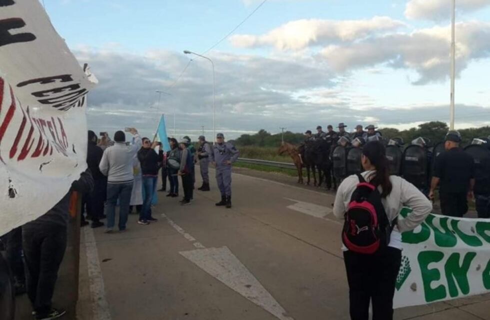Docentes se manifiestan en la ruta 95 tras fracasar las negociaciones
