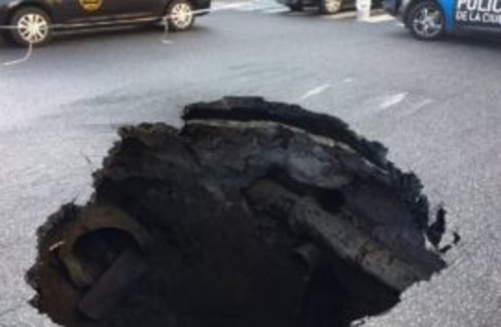 San Cristóbal: se abrió un impresionante cráter en Garay y Entre Ríos