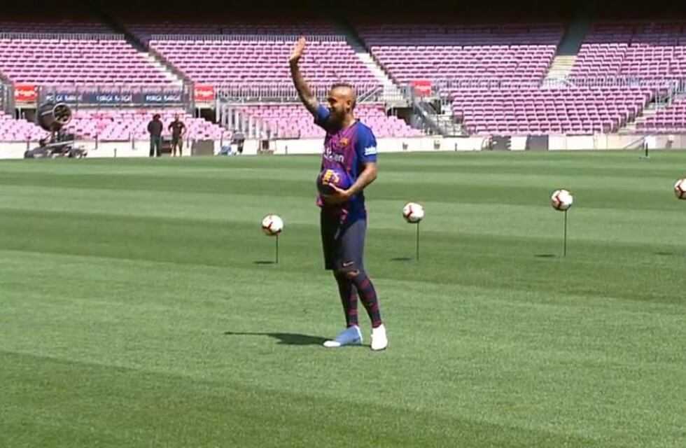 Ante un Camp Nou totalmente vacío, el chileno Vidal fue presentado en Barcelona