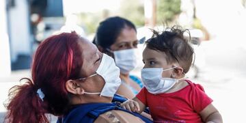 -FOTODELDÍA- AME5175\u002E ASUNCIÓN (PARAGUAY), 23/04/2020\u002E- Grupos de personas con tapabocas hacen fila para ingresar a un local comercial este jueves, en Asunción (Paraguay)\u002E El asesor de Asuntos Internacionales del Gobierno paraguayo, Federico González, explicó este miércoles que el Ejecutivo estudia la repatriación de los ciudadanos en \