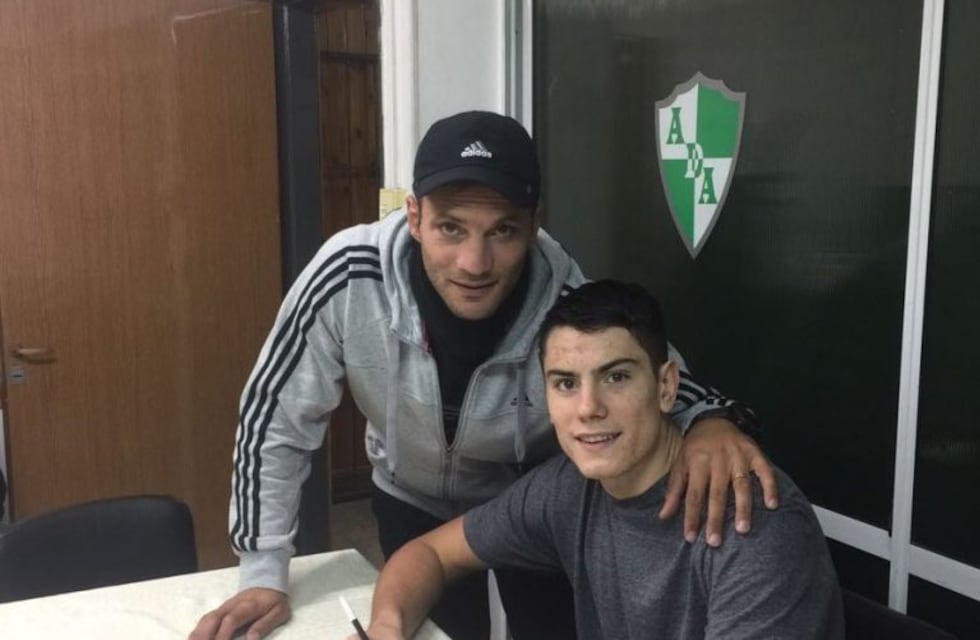 Primer contrato de los pibes con Atenas