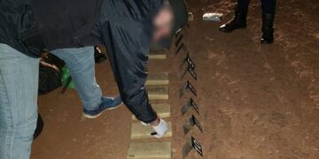 El conductor abandonó la mochila y huyó de la policía\u002E