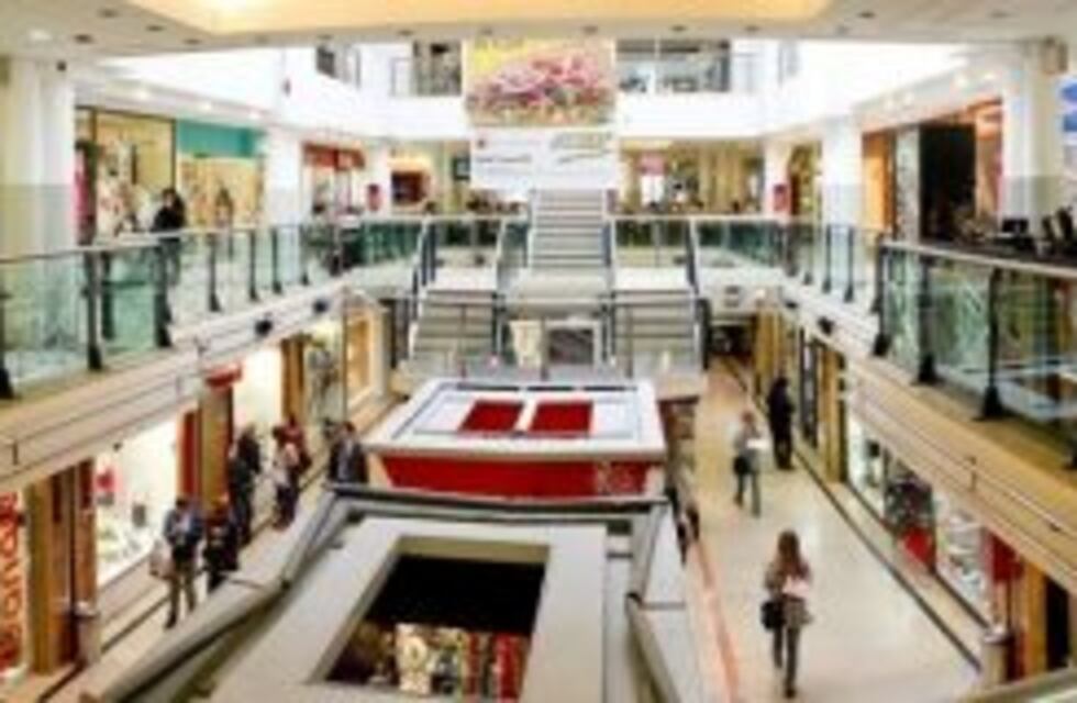 Detuvieron a un hombre que estafaba con tarjetas de crédito en el Shopping del Siglo