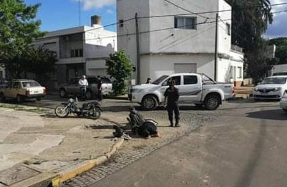 Violento choque entre una moto y una camioneta terminó con dos personas heridas