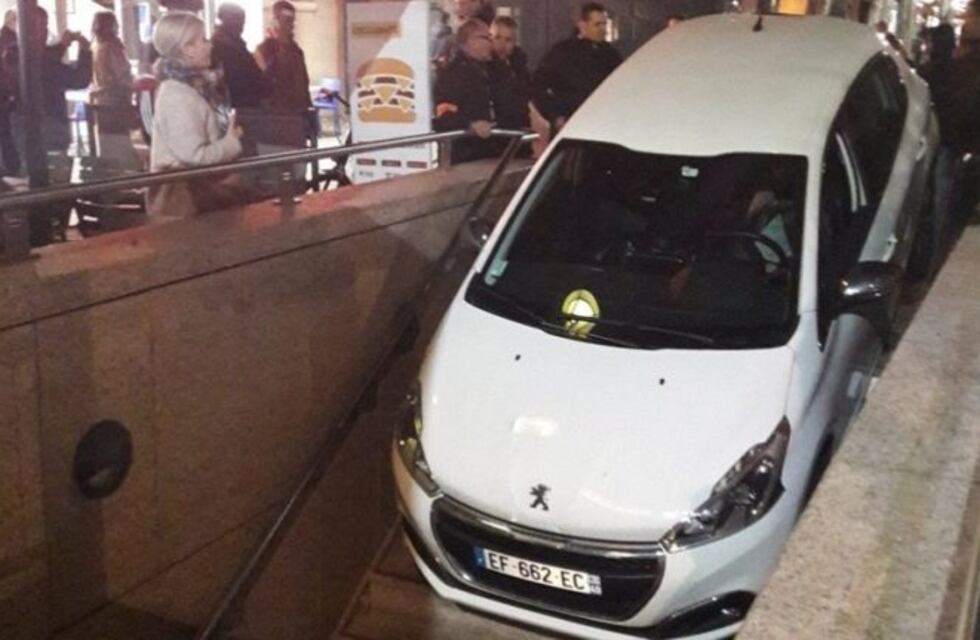 Confundió la entrada del subte con la de un estacionamiento