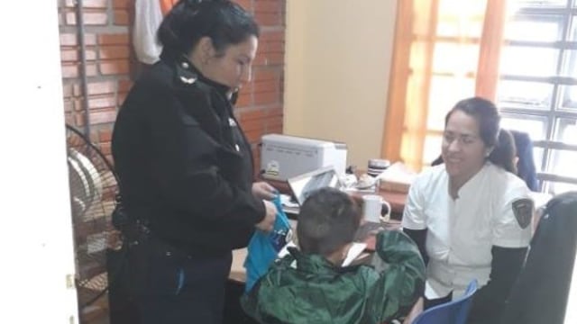 Posadas: menor abandonado en el Barrio Fátima de Posadas, atendido por personal de la Comisaría de la Mujer\u002E (Policía de Misiones)