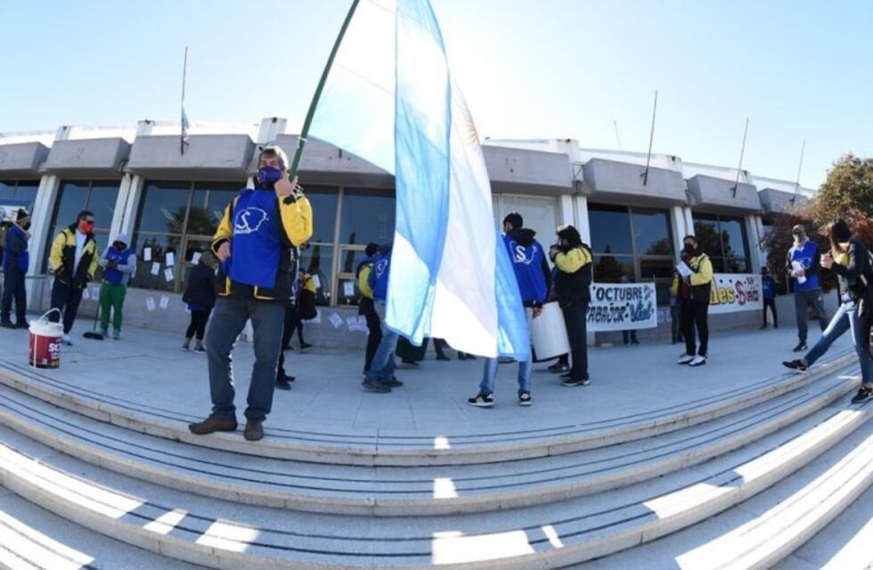 Viales protestaron frente en Casa de Gobierno y en la Legislatura