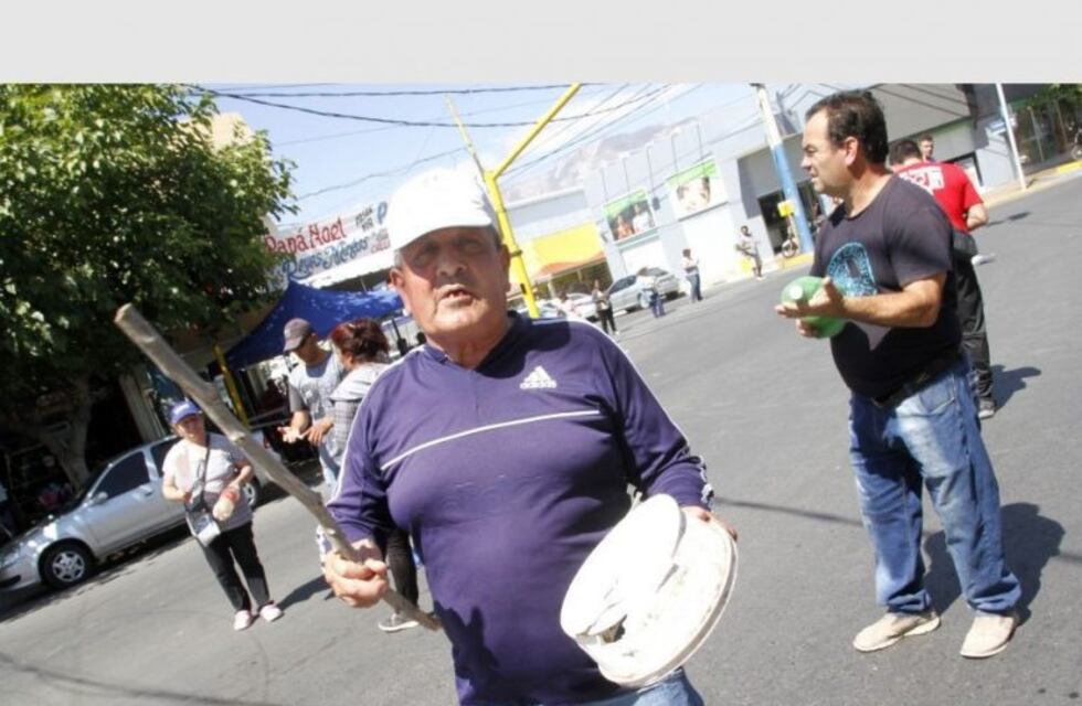 Llevan un mes sin agua y se higienizan en un canal