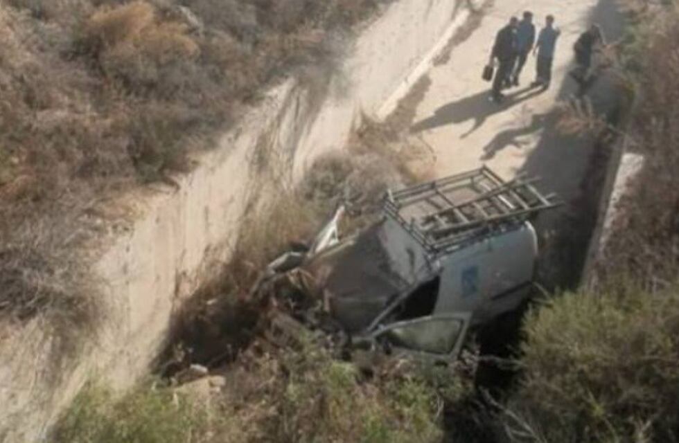 Cayeron a un canal con su camioneta y se salvaron de milagro