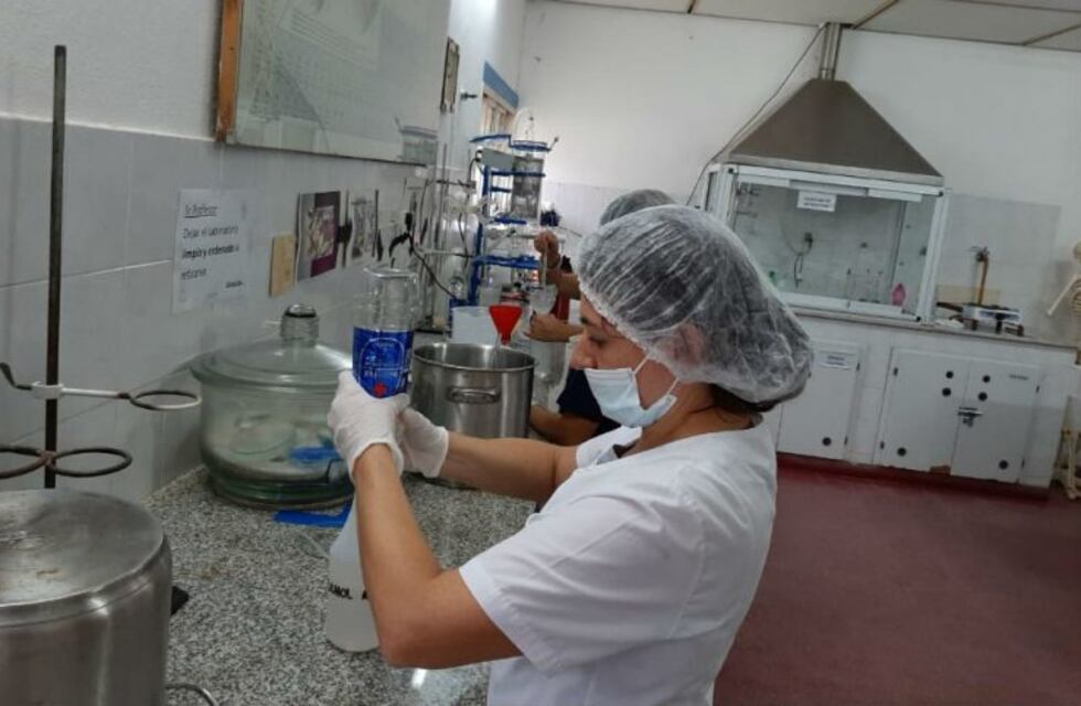 La UNT se encuentra elaborando alcohol en gel y barbijos