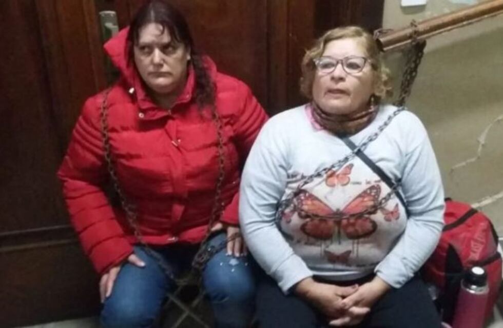 Vecinas del barrio Nuevo Golf se encadenaron en la Municipalidad