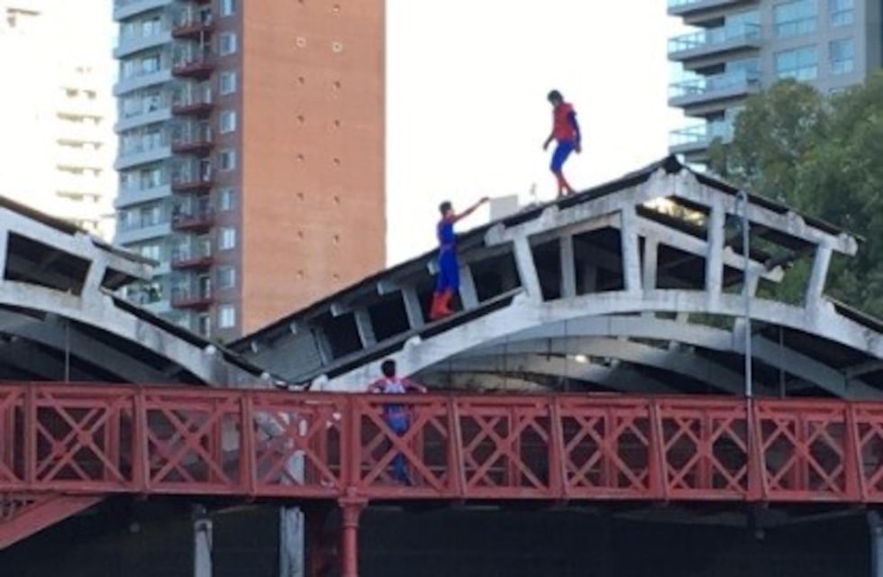 Se subió al techo de un galpón disfrazado del hombre araña y cayó al vacío
