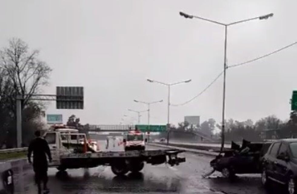 Accidente en Circunvalación: perdió el control de su auto y quedó atrapado