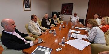 El ministro Garzonio en reunión con los diputados para analizar el decreto por pago a proveedores\u002E