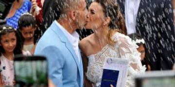 Argentine football star Carlos Tevez(L) and his wife Vanesa Mansilla, are seen during their marriage in San Isidro, Buenos Aires on December 22, 2016. nTevez and his now wife have lived together for the last 19 years and have three sons. / AFP PHOTO / Da