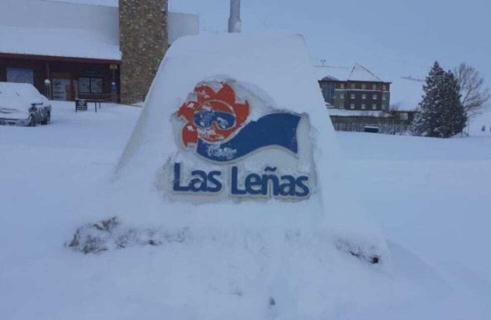 Las Leñas amaneció completamente blanca