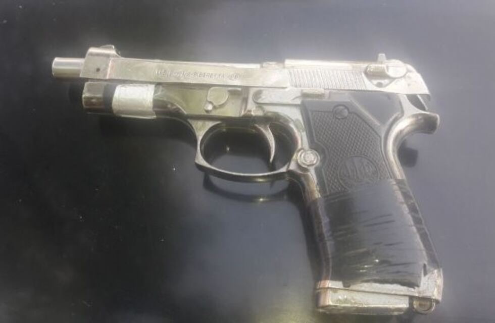 Salía de su casa y encontró en la puerta una pistola