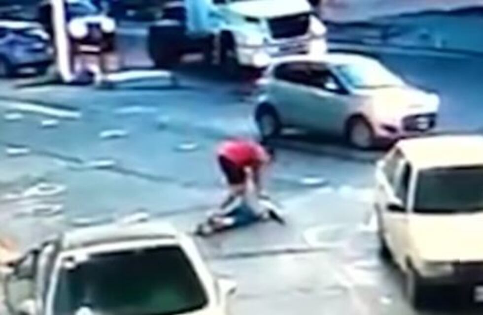 Noqueó a un motochorro que intentó robarle y lo desfiguró en el piso