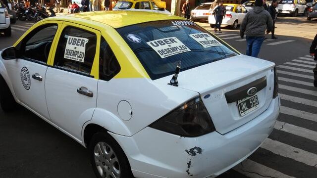 Imagen archivo\u002E Un taxi de Posadas protesta ante la posible llegada de Uber a la provincia\u002E