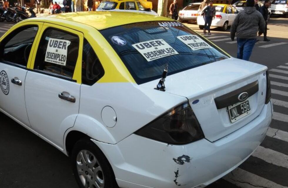 Taxistas y remiseros buscan evitar que Uber llegue a Puerto Iguazú