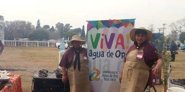 Gloria Moyano, junto a Lidia Valuch (Foto\u002E Prensa Agua de Oro)