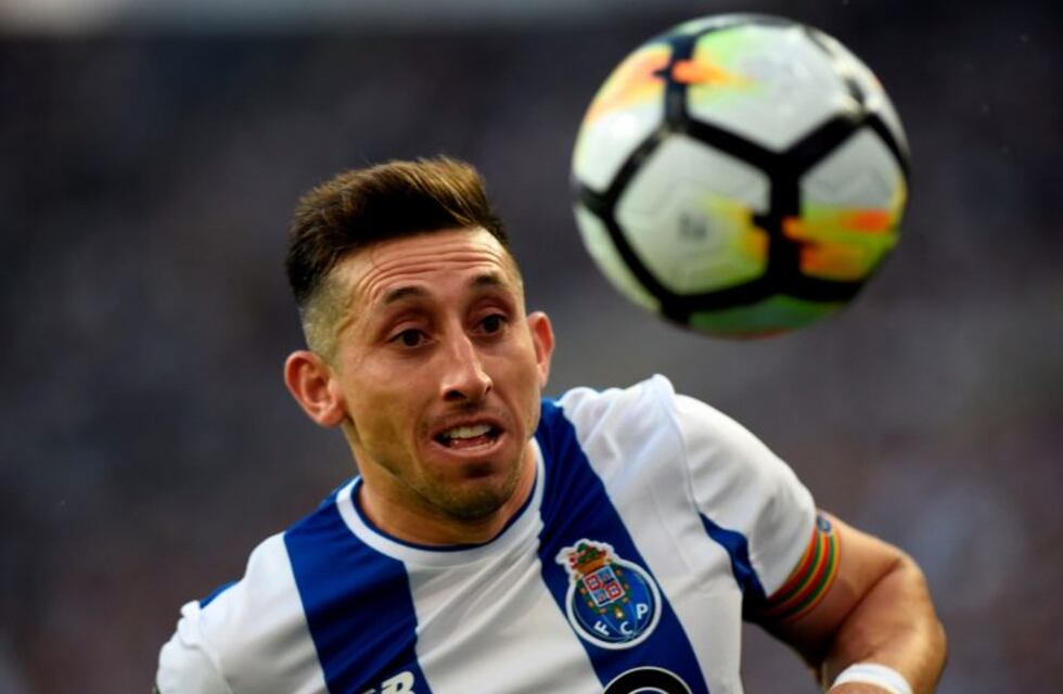 El futbolista Héctor Herrera se realizó dos cirugías en el rostro y quedó irreconocible