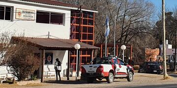 Policía de Villa Parque Síquiman. (Foto: VíaCarlosPaz).