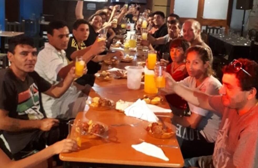 Un bar sanjuanino celebró Navidad con gente en situación de calle