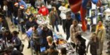 Shoppers wait on a check-out line in the Times Square Toys-R-Us store after doors were opened to the public at 8 p.m. on Thursday, Nov. 22, 2012, in New York. While stores typically open in the wee hours of the morning on the day after Thanksgiving known as Black Friday, openings have crept earlier and earlier over the past few years. Now, stores from Wal-Mart to Toys R Us are opening their doors on Thanksgiving evening, hoping Americans will be willing to shop soon after they finish their pumpkin pie. (AP Photo/John Minchillo) nueva york eeuu apertura de ventas del viernes negro cola de gente personas para entrar a comprar tienda jugueteria Times Square Toys R-Us store