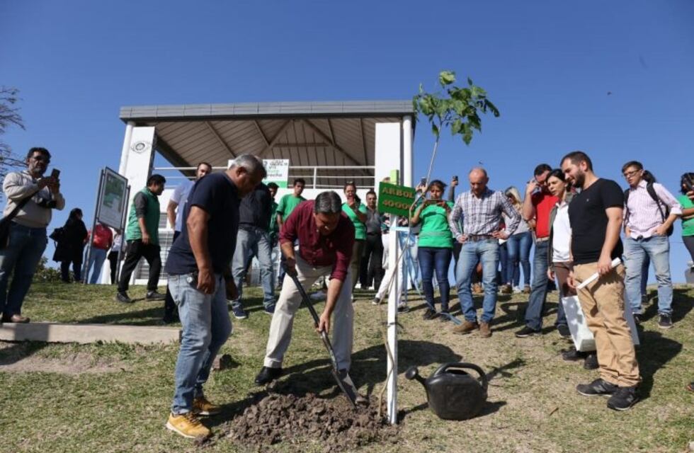 Capitanich plantó el árbol 40.000 de su gestión como intendente