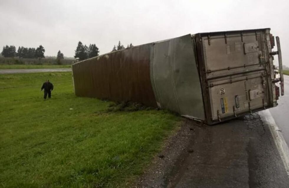 Un camión se despistó por la lluvia y quedó volcado entre la banquina y el asfalto