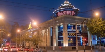 Un hombre fue detenido por vender dólares falsos, en las cercanías del casino de Mendoza.