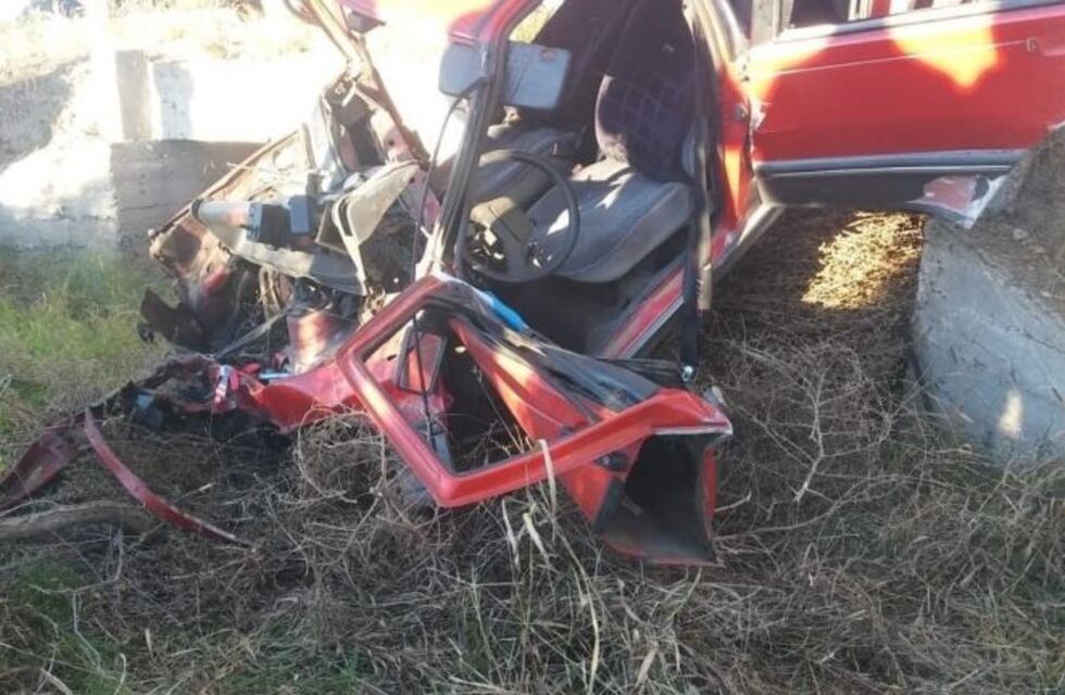 Un auto impactó contra un árbol en el ingreso a La Toma