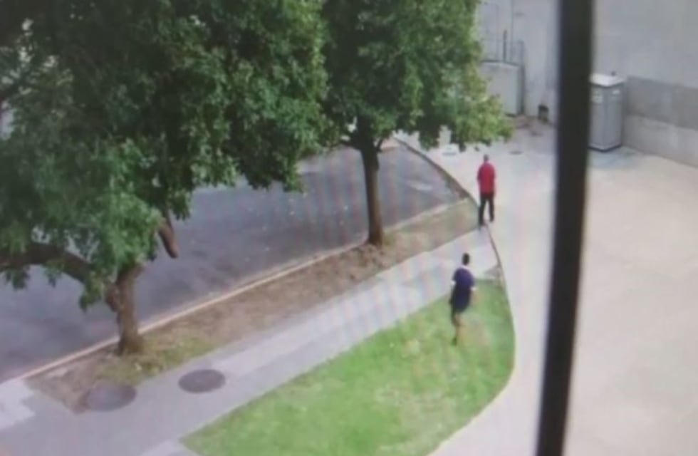 Así fue el ataque al turista australiano apuñalado frente a la Facultad de Derecho