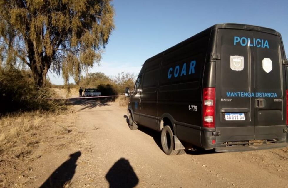 La mujer encontrada muerta tenía en sus manos un ramo de flores y una tarjeta que decía: "te amo mucho, mi amor"