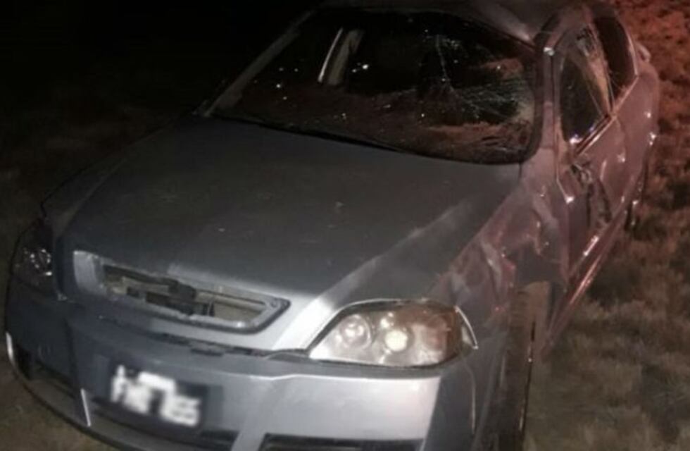 Perdió el control de su auto, volcó y terminó ileso gracias al cinturón de seguridad