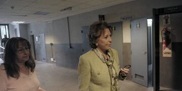 La ex funcionaria menemista Maria Julia Alsogaray juzgada por irregularidades en la privatizacion de ENTELrnPicture released by Telam of former Argentine Secretary of Natural Resources and Sustainable Development, Maria Julia Alsogaray (R) arriving in court to listen to the veredict in her trial on corruption related to the privatization of a telephone company during the government (1989-99) of President Carlos Menem, in Buenos Aires, on April 21, 2014. Alsogaray, 71, was sentenced Monday to four years of imprisonment. AFP PHOTO/GUSTAVO AMARELE/TELAM      RESTRICTED TO EDITORIAL USE - MANDATORY CREDIT