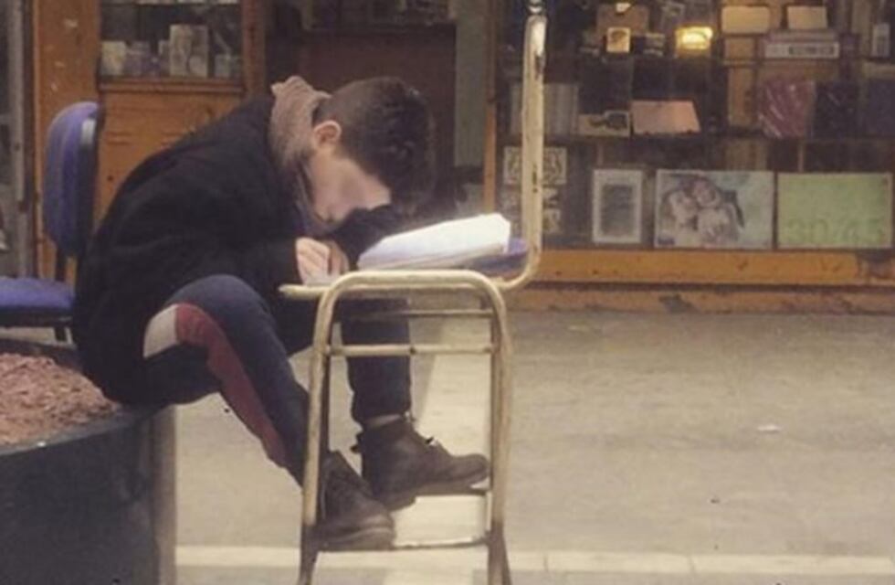 "Querer es poder": el alumno de la Peatonal de Córdoba que conmueve