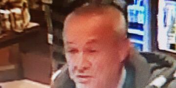 El hombre ya había sido grabado robando un whisky de 10 mil pesos y ahora lo registraron sustrayendo vino\u002E (Captura de pantalla)