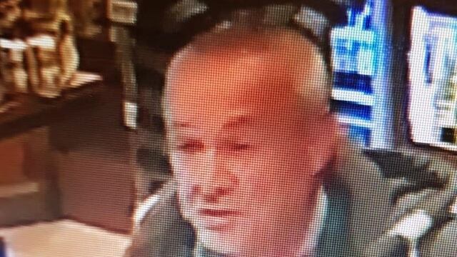 El hombre ya había sido grabado robando un whisky de 10 mil pesos y ahora lo registraron sustrayendo vino\u002E (Captura de pantalla)