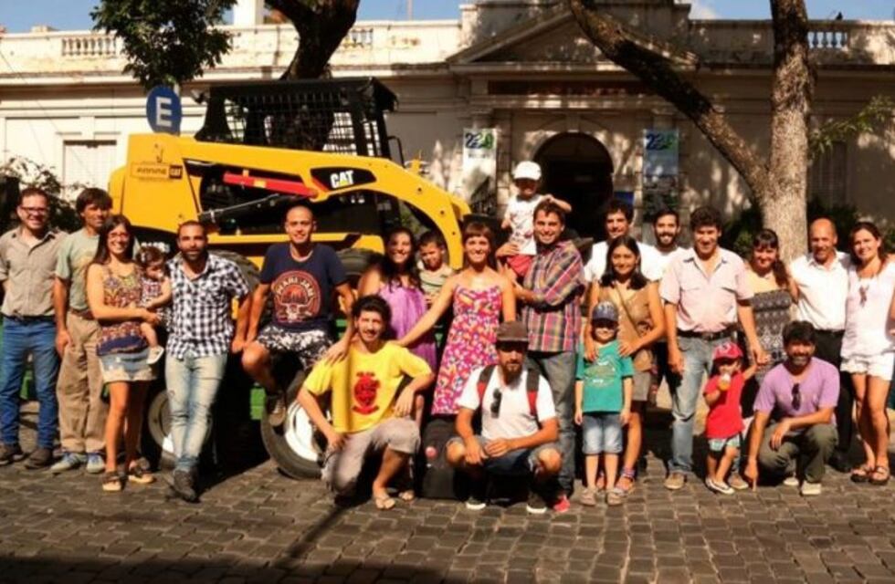 Con lo que donan de sus sueldos, concejales compraron un pala para limpiar basurales