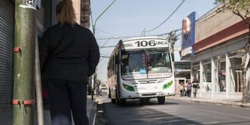 Los colectiveros amenazan con ir al paro si no le pagan el sueldo\u002E