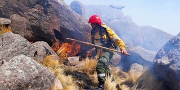 Bomberos voluntarios de Tafí del Valle intensifican los trabajos para disminuir el incendio\u002E